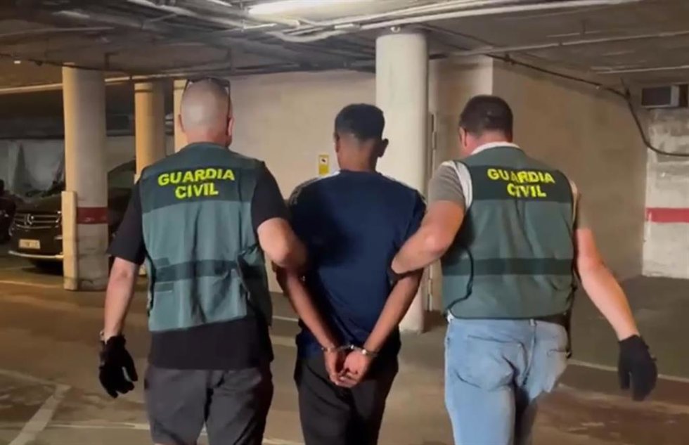 Agentes de la Guardia Civil con uno de los detenidos por los robos en perfumerías de Palma y Marratxí.