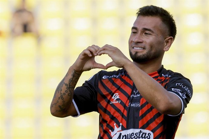 Futbol, Deportes Limache vs O’Higgins. Fecha 3, Liga de Primera 2026. El jugador de Deportes Limache Jean Meneses celebra tras marcar un gol contra O’Higgins durante el partido de primera division disputado en el estadio Lucio Farina de Quillota,