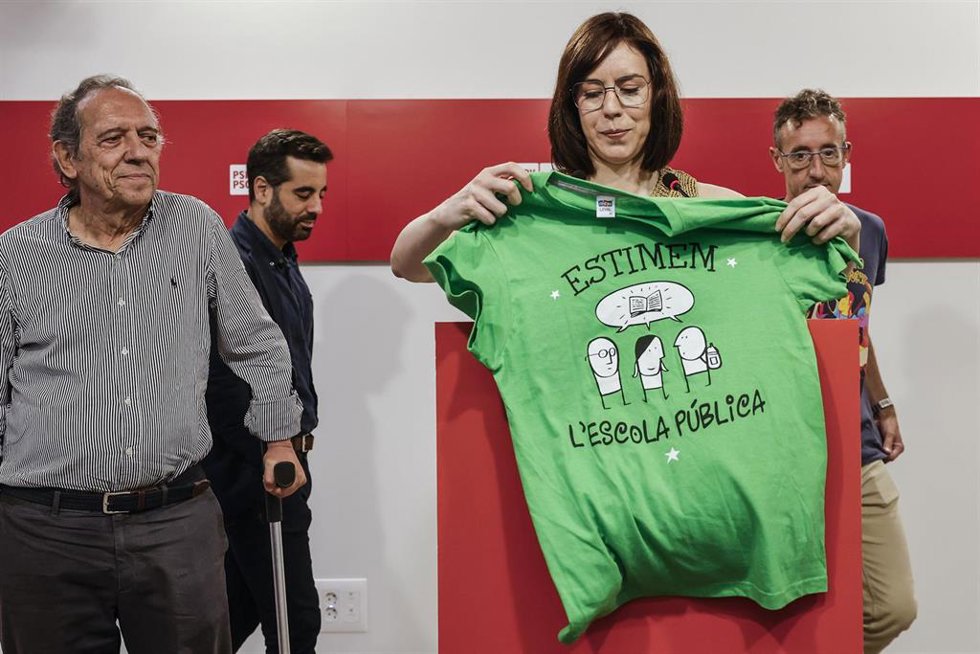 La ministra de Universidades, Ciencia e Innovación y secretaria general del PSPV-PSOE, Diana Morant, tras una reunión con los sindicatos educativos de la Comunidad Valenciana, en la sede del PSPV-PSOE