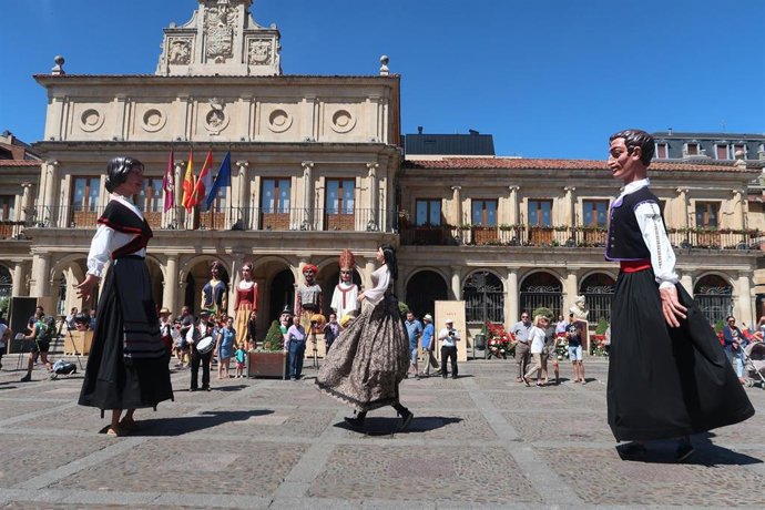 Archivo - Imagen de archivo de gigantes y cabezudos en las fiestas de San Juan y San Pedro de León.