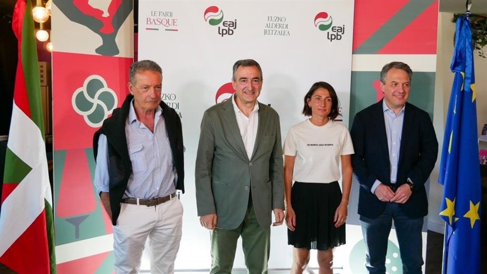 El presidente del EBB del PNV, Aitor Esteban, el presidente del IBB, Pantxoa Bimboire, y el alcalde de Kanbo, Peio Etxeleku, y la tambiñen jeltzale Graxiana Mirande, en un acto de Bidart, en Iparralde