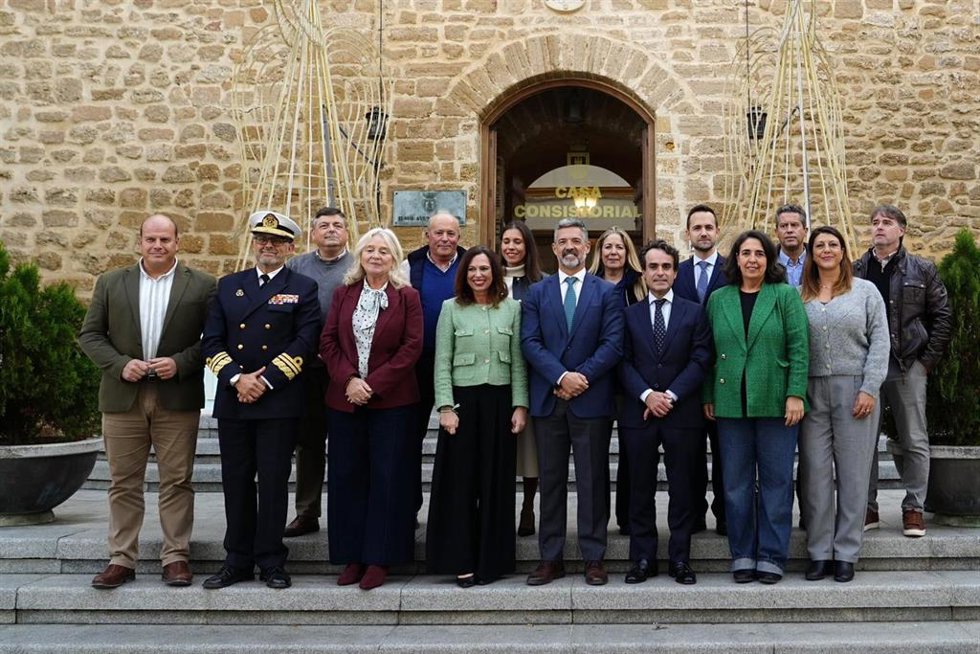 La consejera de Fomento, Rocío Díaz, con el alcalde de Rota en una visita realizada para informar del proyecto de desdoble de A-491.