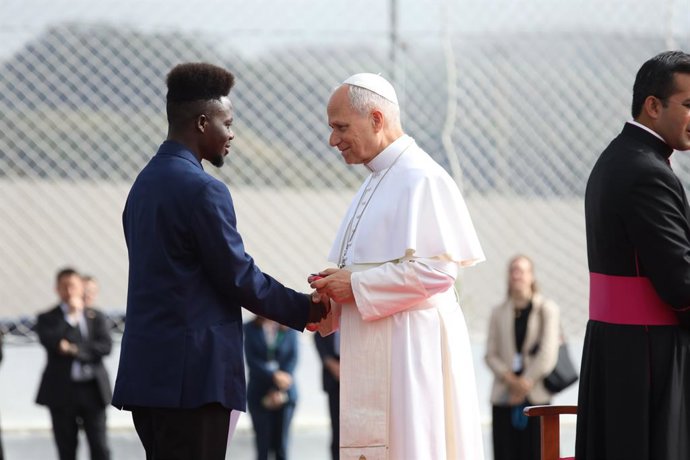 O Papa Leão XIV durante um encontro com migrantes no Centro Las Raíces, em 12 de junho de 2026, em San Cristóbal de La Laguna, Santa Cruz de Tenerife, Ilhas Canárias (Espanha). O Papa Leão XIV visita o Centro de Acolhimento de Emergência e Encaminhamento 