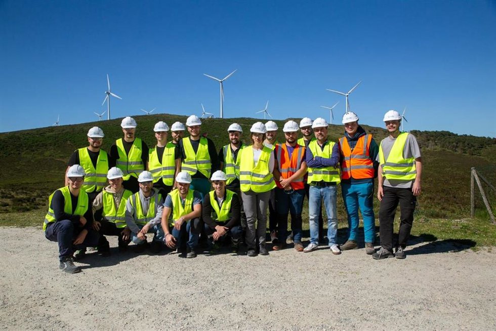 Alumnos asturianos con el responsable de EDP Alfredo Menéndez.