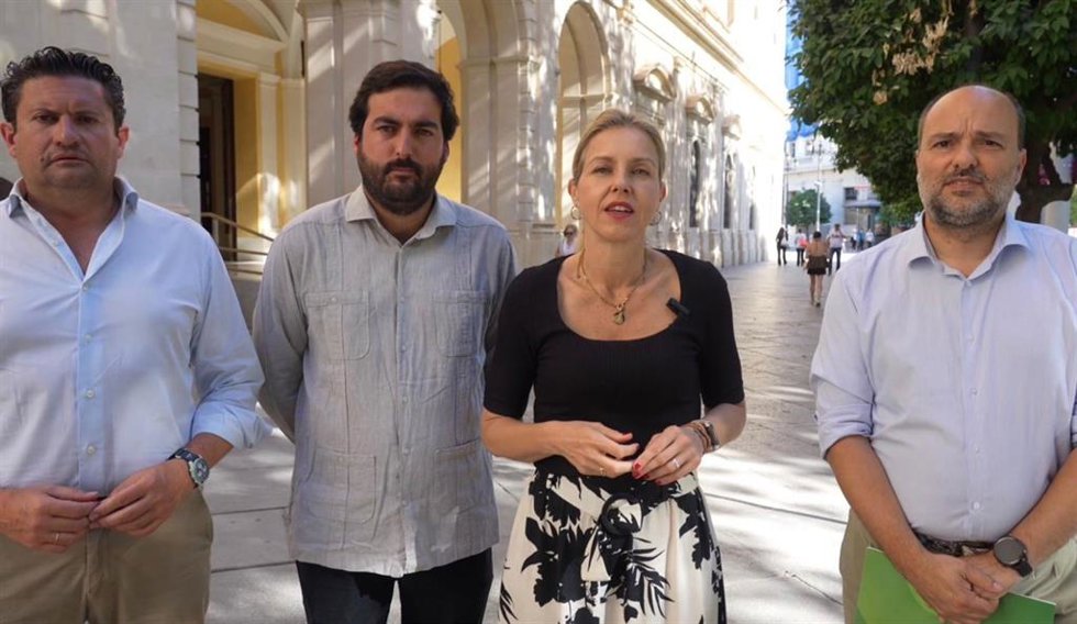 La portavoz de Vox en el Ayuntamiento de Sevilla, Cristina Peláez, flanqueada por los ediles Fernando Rodríguez Galisteo (i) y Gonzalo García de Polavieja (d), a las puertas del Consistorio