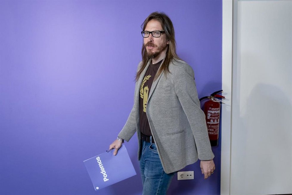 El secretario de Organización y portavoz de Podemos, Pablo Fernández, durante una rueda de prensa en la sede de Podemos, a 18 de mayo de 2026, en Madrid (España).
