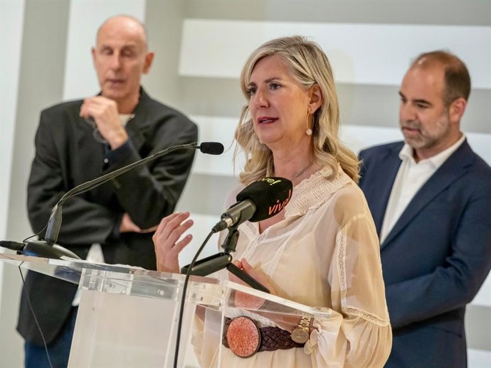 Iener Carvajal y el director del Museo Patio Herreriano, Javier Hontoria, durante la presentación de los dos proyectos expositivos.