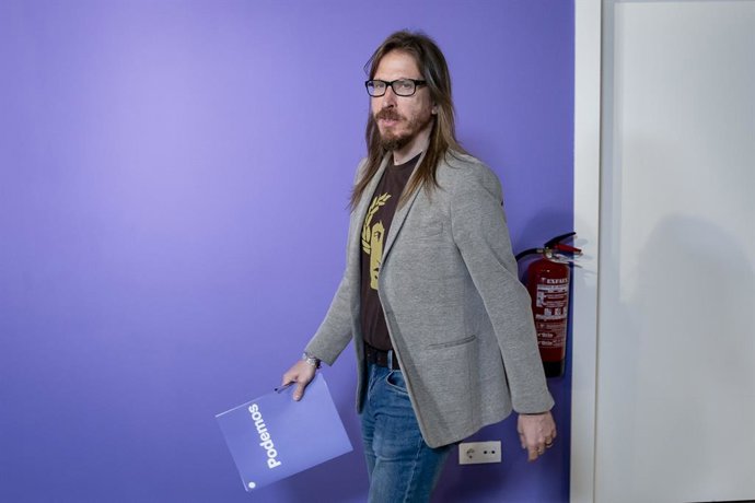 El secretario de Organización y portavoz de Podemos, Pablo Fernández, durante una rueda de prensa en la sede de Podemos, a 18 de mayo de 2026, en Madrid (España). 