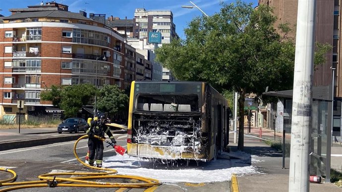 Autobús urbano en el que se ha producido el incendio en Ponferrada (León) sin ocasionar daños personales.