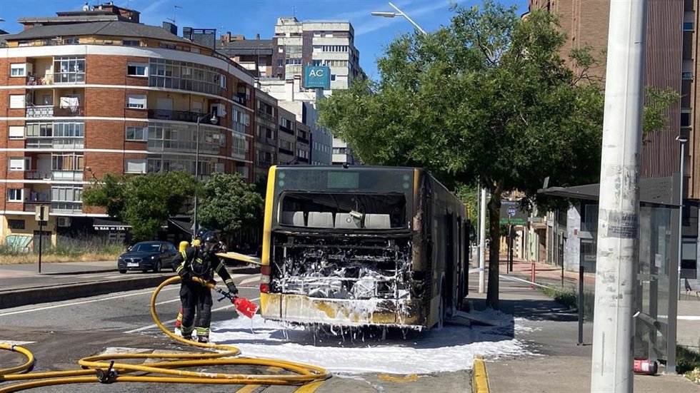 Autobús urbano en el que se ha producido el incendio en Ponferrada (León) sin ocasionar daños personales.