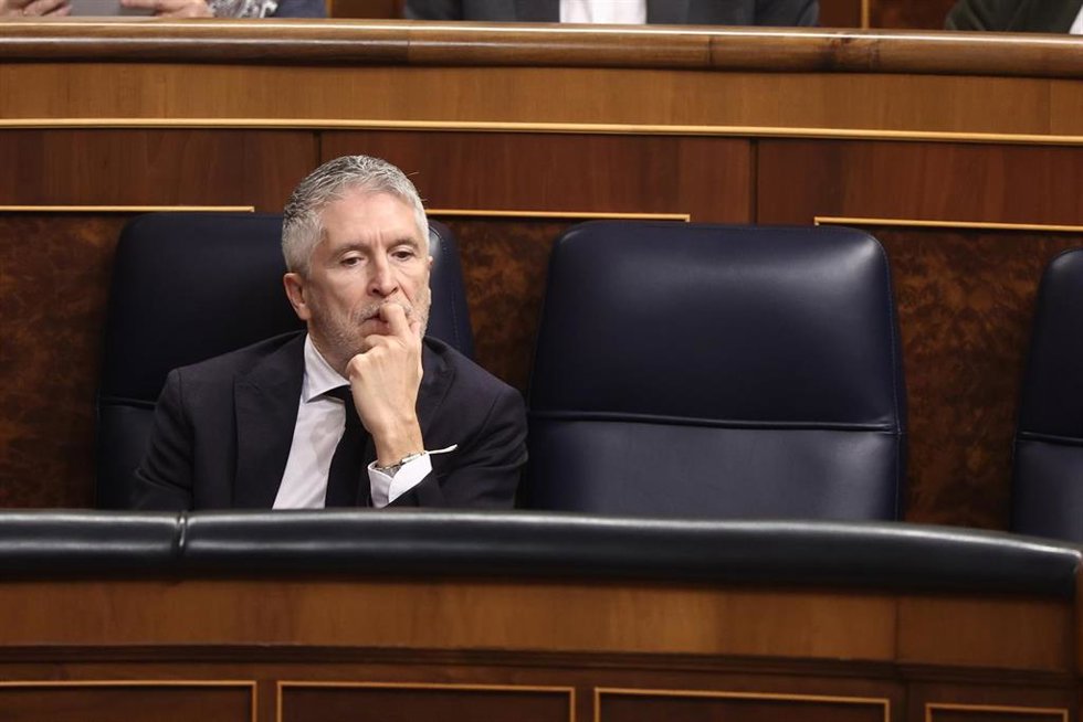 Archivo - El ministro del Interior, Fernando Grande-Marlaska, durante una sesión de control al Gobierno, en el Congreso 