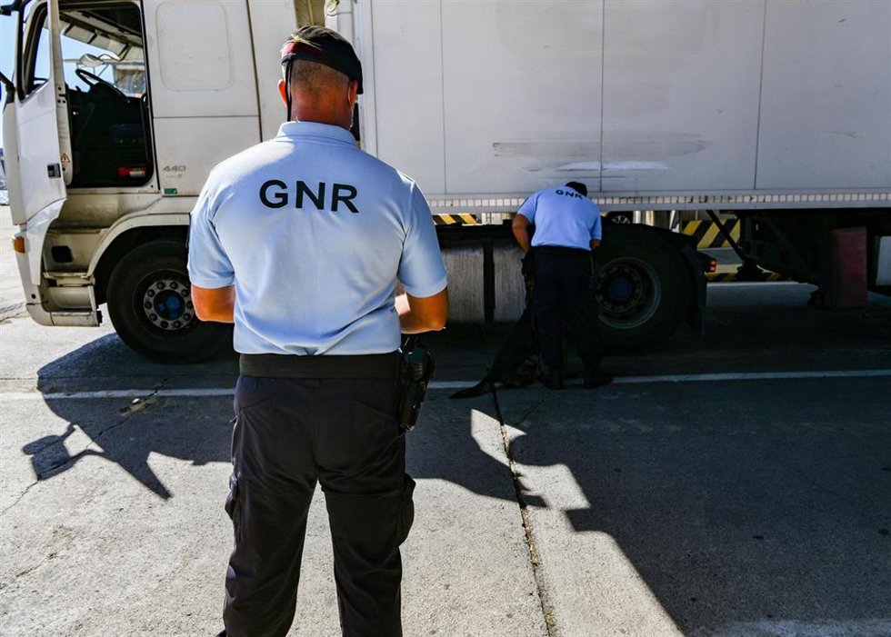 Archivo - Imagen de archivo de agentes de Policía en un control como parte de la Operación Minerva, en el puerto de Ceuta