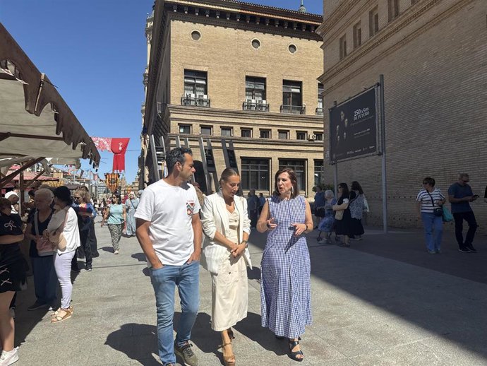 Más de 130 puestos de artesanía y gastronomía, espectáculos, recreaciones históricas, talleres y actividades para todos los públicos llenarán durante todo el fin de semana el entorno de la Plaza del Pilar, La Seo y la Judería