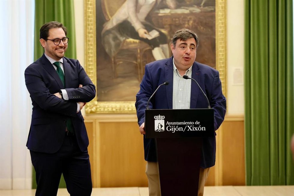 El concejal de Tráfico, Transporte Público y Movilidad del Ayuntamiento de Gijón, Pelayo Barcia, en rueda de prensa acompañado del director general de Alcaldía, Coordinación y Proyectos de Ciudad, Jaime Fernández-Paíno.