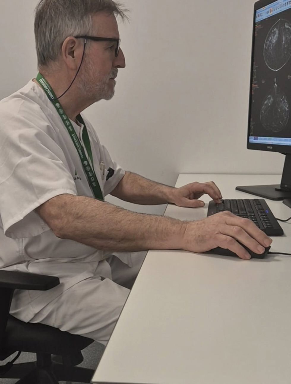 Un técnico del Hospital Universitario Torrecárdenas de Almería revisa una prueba radiológica en la Unidad de Gestión Clínica de Diagnóstico por la Imagen.