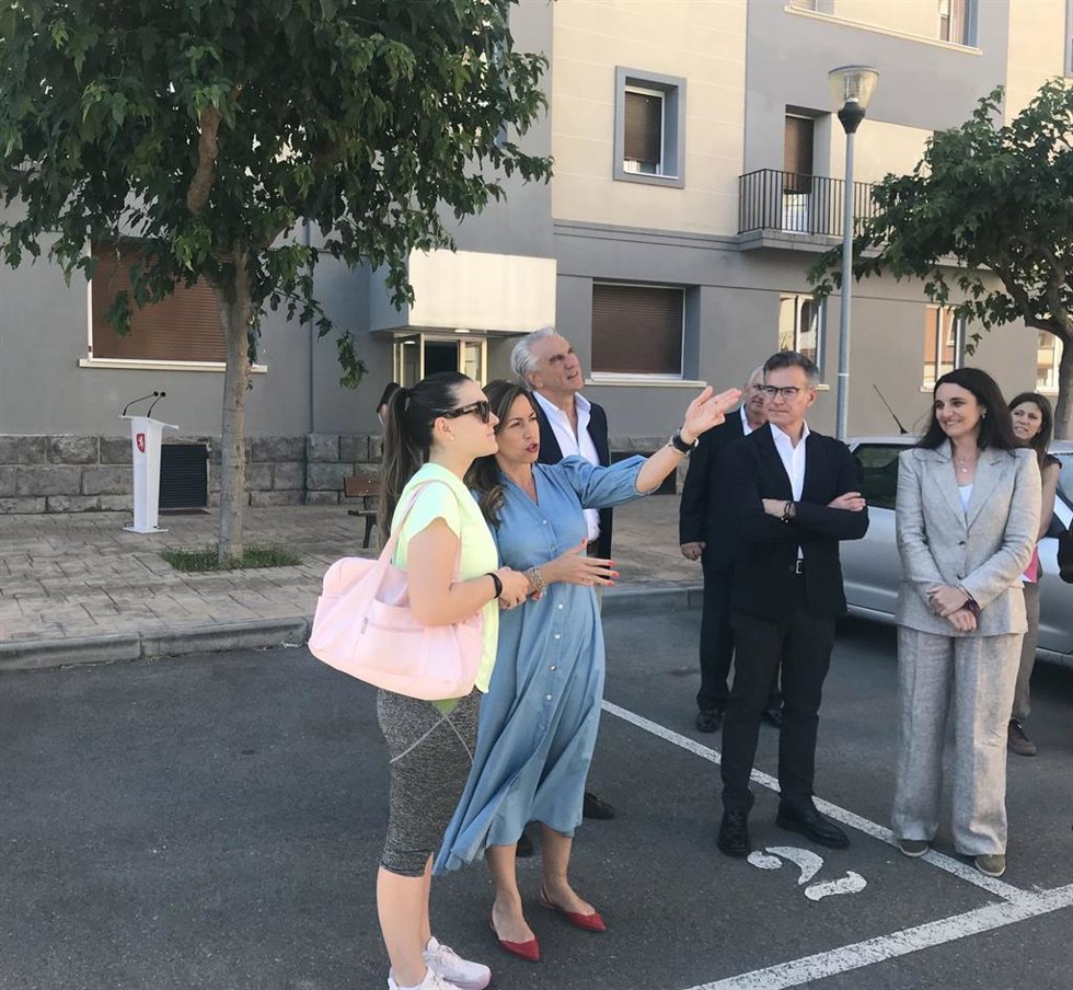 La alcaldesa de Zaragoza, Natalia Chueca, con una vecina que se podrá ver beneficada de las ayudas a la rehabilitación de vivienda por importe de 8 millones