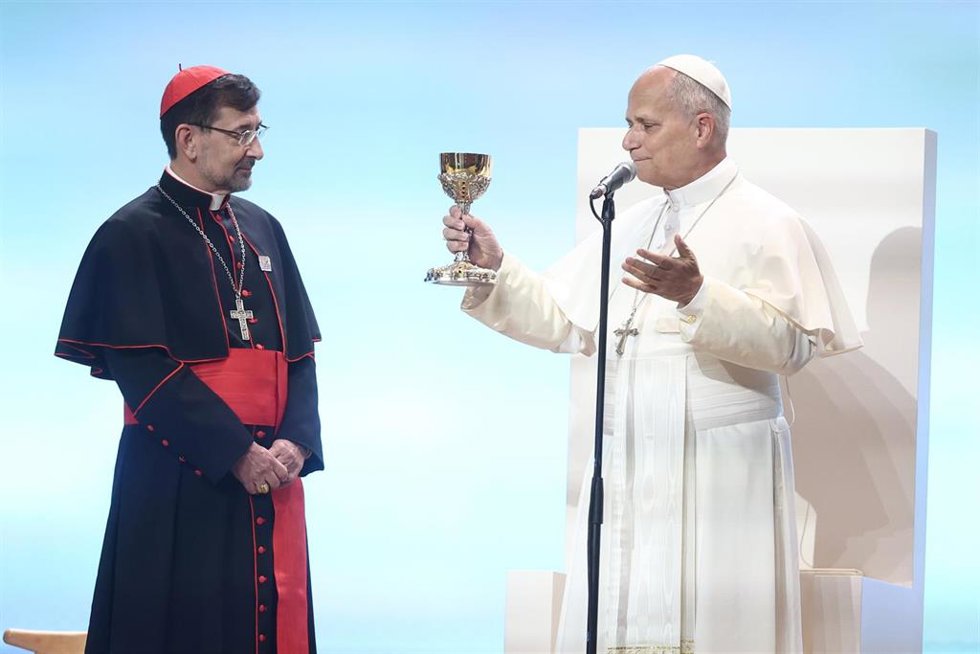 El Papa León XVI junto al cardenal y arzobispo de Madrid, José Cobo, durante un encuentro con los voluntarios, en Ifema Madrid, a 9 de junio de 2026, en Madrid (España). 
