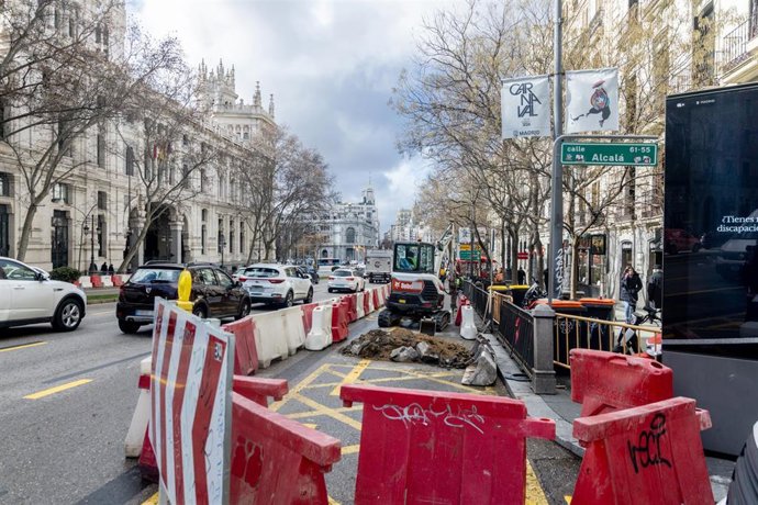 Archivo - Comienzo de las obras del bulevar en la calle Alcalá, a 3 de febrero de 2026, en Madrid (España). La nueva configuración de la calle permitirá a los ciudadanos transitar por el monumento, que recuperará en parte su condición de puerta de acceso 