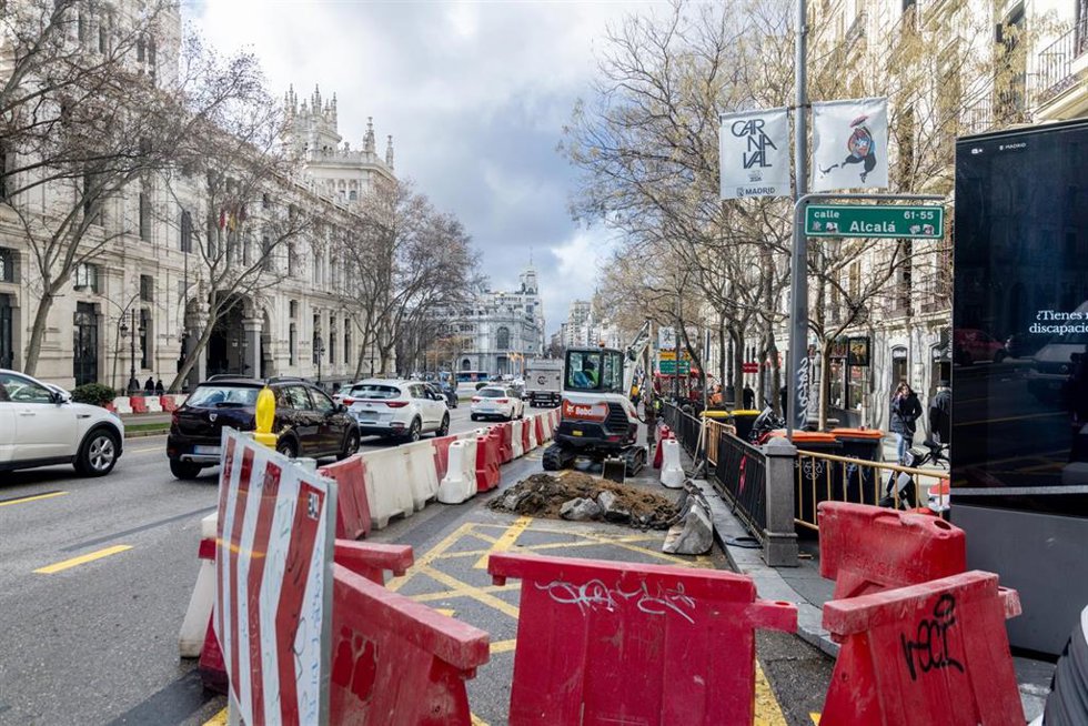 Archivo - Comienzo de las obras del bulevar en la calle Alcalá, a 3 de febrero de 2026, en Madrid (España). La nueva configuración de la calle permitirá a los ciudadanos transitar por el monumento, que recuperará en parte su condición de puerta de acceso