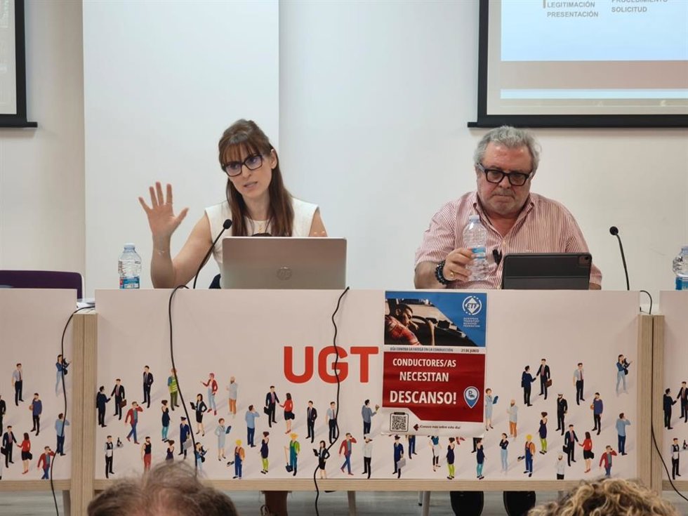 La secretaria ejecutiva confederal de UGT-PV, Cristina Estévez, y el responsable del sector estatal de Transporte, Diego Buenestado.