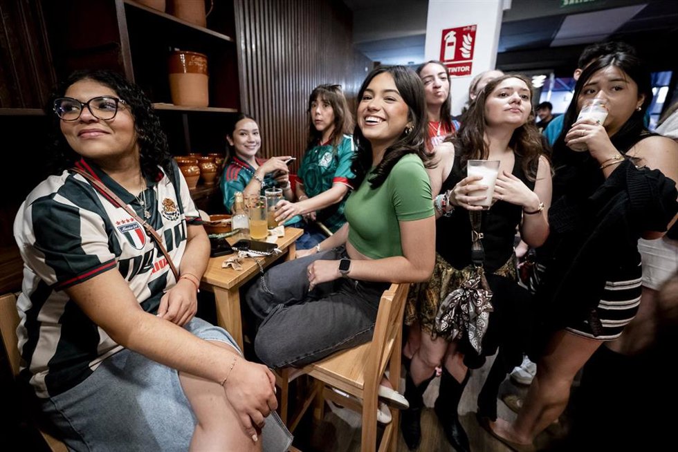 Varias personas durante el partido inaugural de la Copa Mundial de la FIFA 2026, en el bar mexicano ‘El Pinche Taco’, a 11 de junio de 2026, en Madrid (España). El encuentro disputado entre las selecciones de México y Sudáfrica dentro del Grupo A congrega