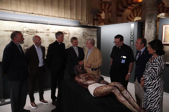 Inauguración en la Mezquita de Córdoba de la muestra 'El Hombre de la Sábana Santa revelaciones y misterios que permanecen'.