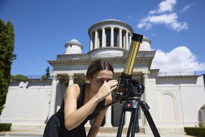 Archivo - Una mujer mira por un telescopio en el Real Observatorio Astronómico de Madrid, a 28 de agosto de 2025, en Madrid (España). 