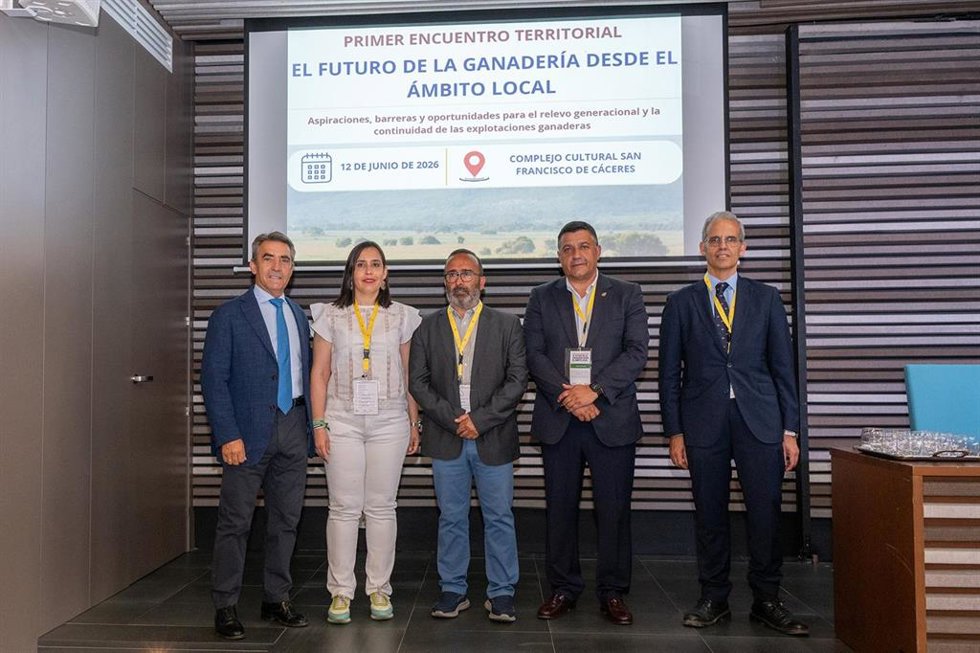 Autoridades participantes en el I Encuentro de la Red Ganadero-Cárnica de la FEMP reúne en Cáceres al sector para debatir sobre el futuro