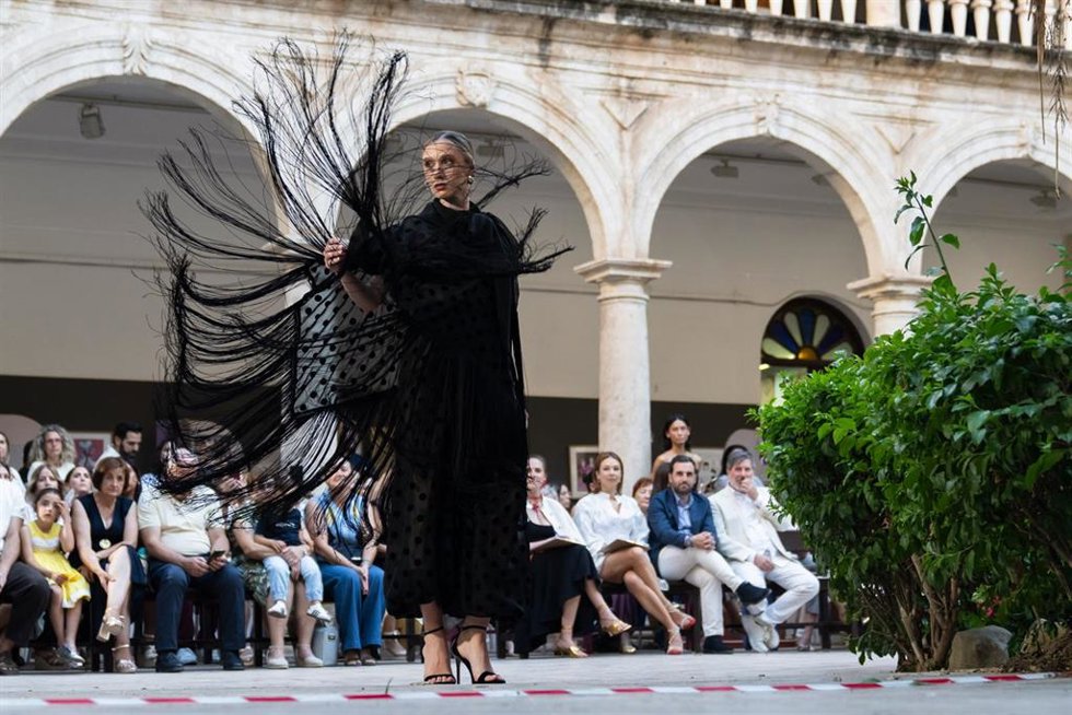 Una modelo desfila durante la clausura del 'I Certamen de Jóvenes Promesas de Talento Almeriense', celebrada en la Escuela de Arte y Superior de Diseño 'Carlos Pérez Siquier'.