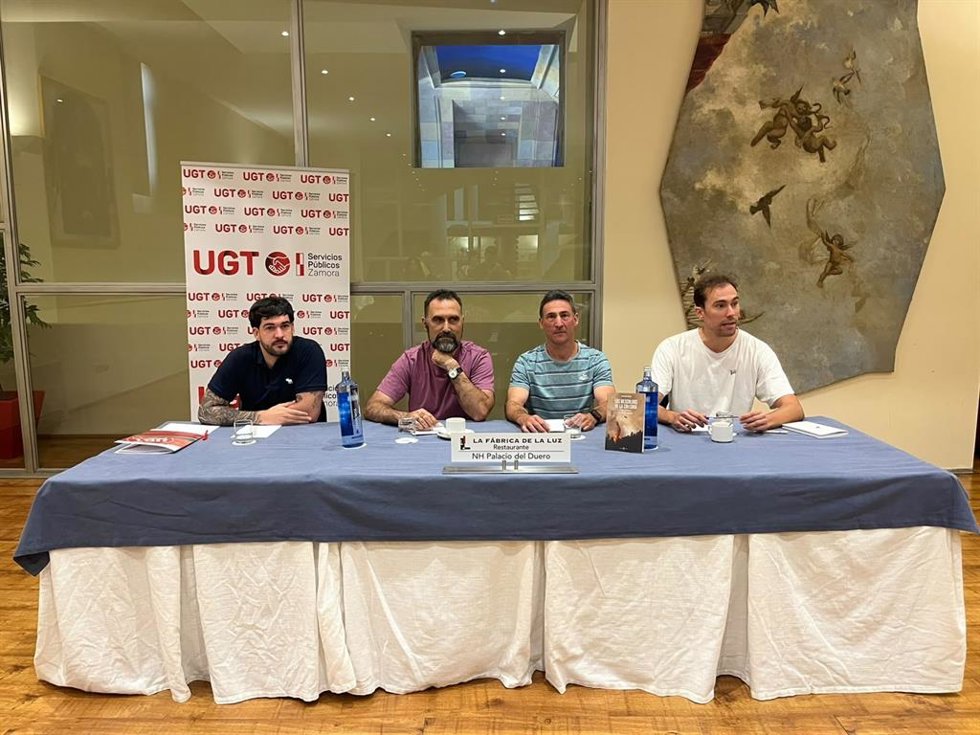 Los intervinientes, durante el desayuno organizado por UGT Servicios Públicos en el Hotel NH Palacio del Duero.