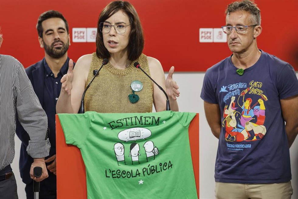 La ministra de Universidades, Ciencia e Innovación y secretaria general del PSPV-PSOE, Diana Morant, tras una reunión con los sindicatos educativos de la Comunidad Valenciana, en la sede del PSPV-PSOE, a 12 de junio de 2026, en Valencia