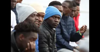 Migrantes llegados en patera reciben al Papa en Las Raíces: "Quizá pueda ayudarnos a obtener nuestros documentos"