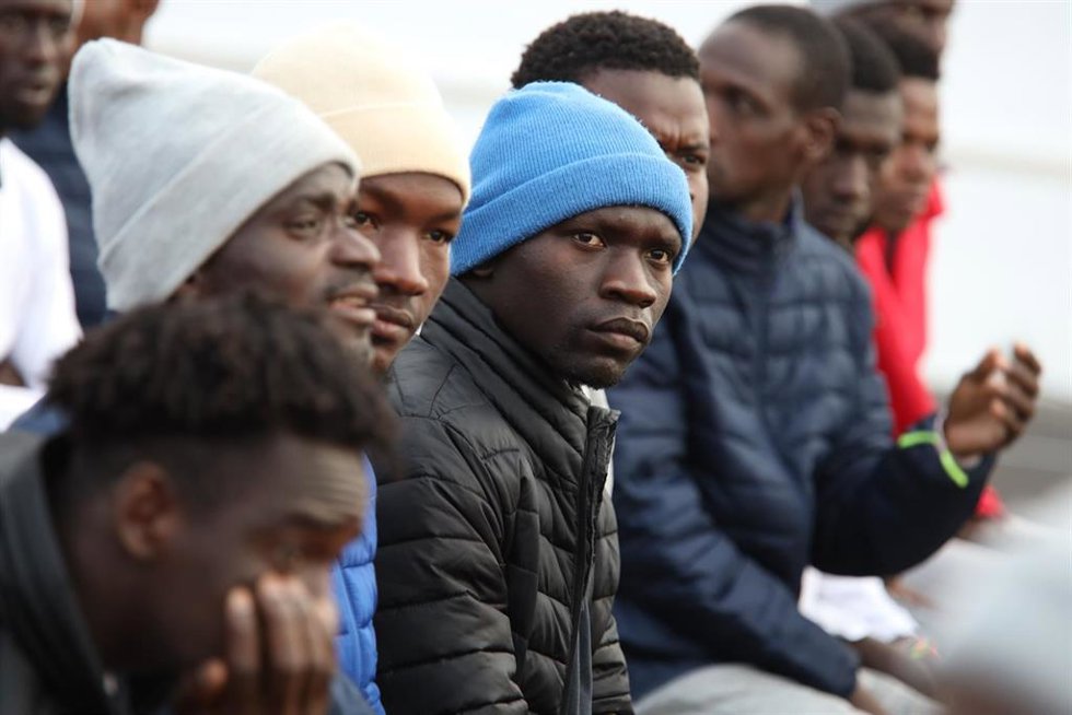 Varios jóvenes migrantes asisten al encuentro del Papa León XIV en el Centro Las Raíces.