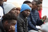 Foto: Migrantes llegados en patera reciben al Papa en Las Raíces: "Quizá pueda ayudarnos a obtener nuestros documentos"
