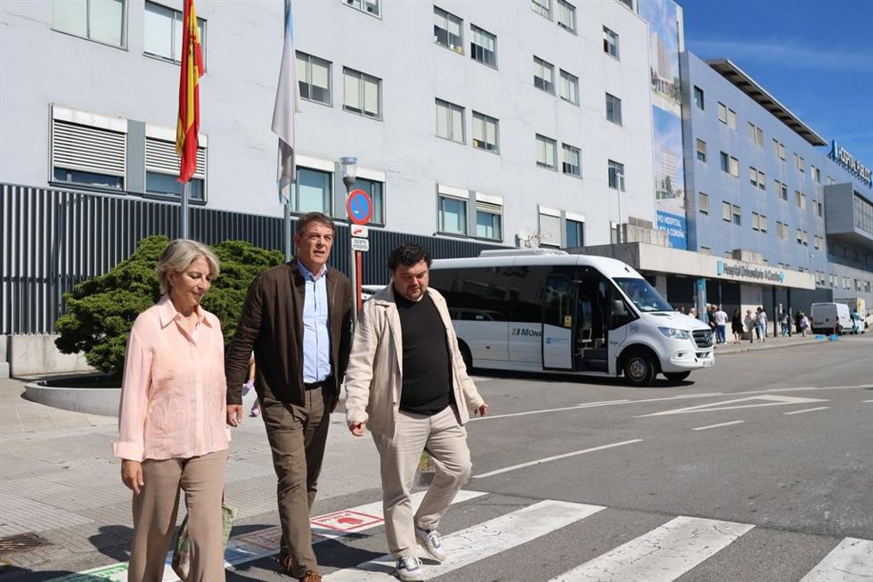 El secretario xeral del PSdeG, José Ramón Gómez Besteiro, con cargos socialistas ante el CHUAC