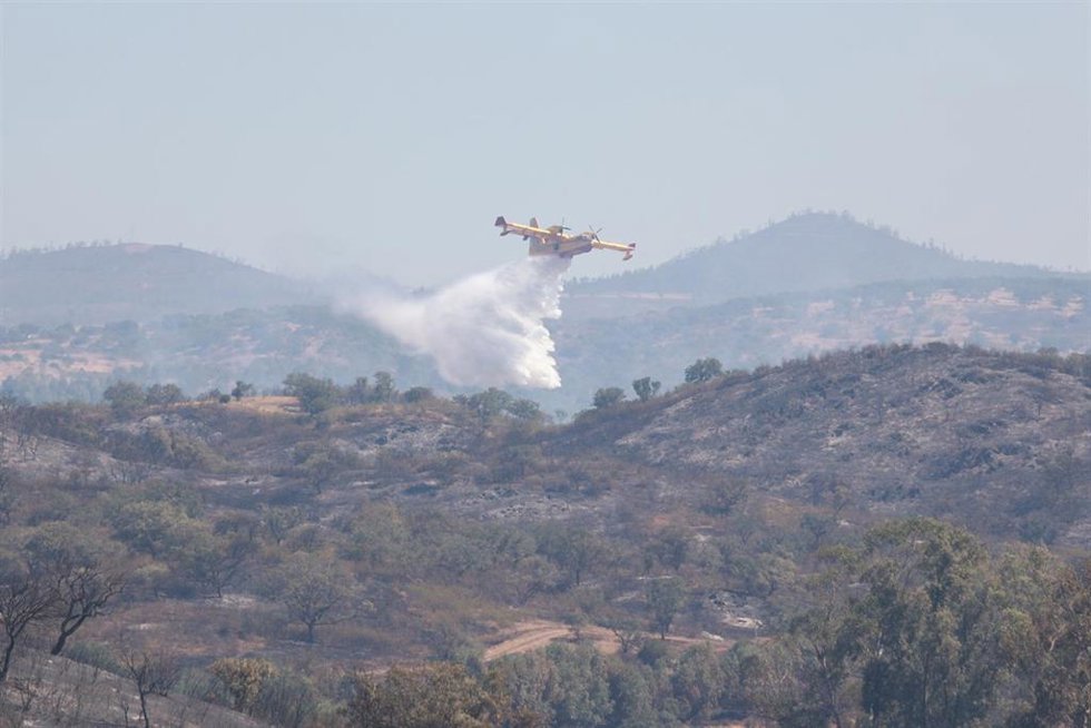Medios aéreos trabajando en las labores de extinción del incendio forestal declarado el pasado lunes en el municipio onubense de Villanueva de los Castillejos. 