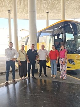 Carmen Granados (2ª dcha.), ante uno de los autobuses que hacel el trayecto entre Córdoba y San Sebastián de los Ballesteros.
