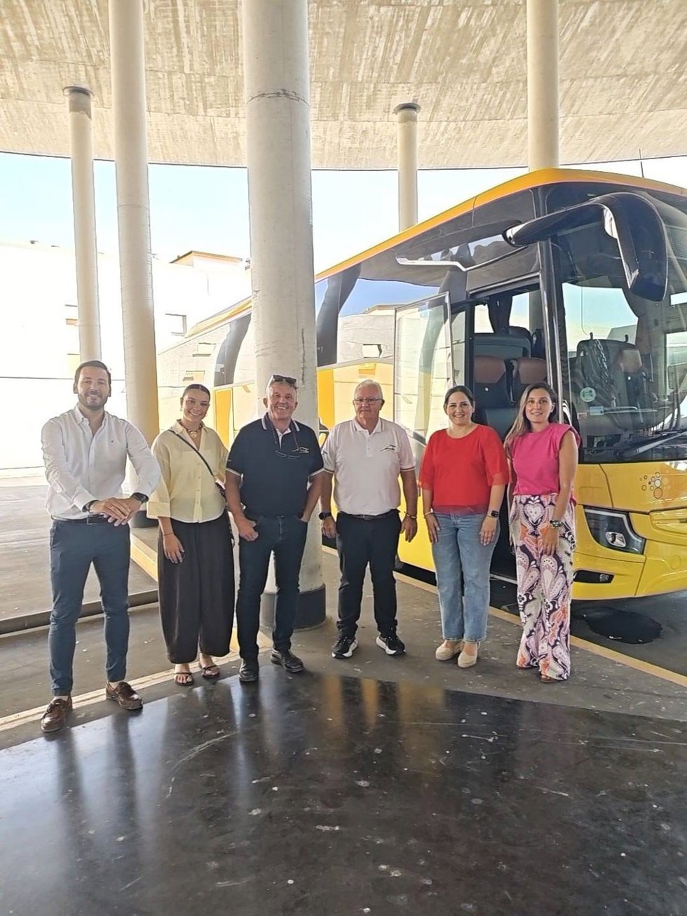 Carmen Granados (2ª dcha.), ante uno de los autobuses que hacel el trayecto entre Córdoba y San Sebastián de los Ballesteros.