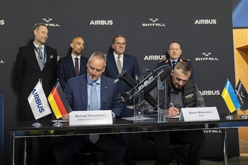 Michael Schoellhorn, CEO of Airbus Defence and Space, and  Mykola Makovieiev, CEO of SkyFall, sign the Memorandum of Understanding at the ILA Berlin Air Show in the presence of German Federal Minister of Defence Boris Pistorius.
