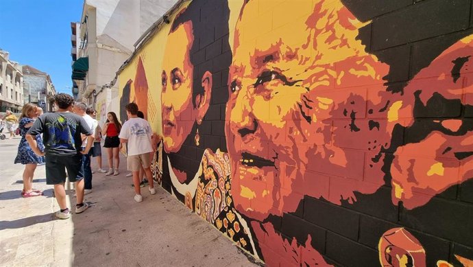 Un mural celebra el papel de la mujer manchega en el corazón de Valdepeñas.
