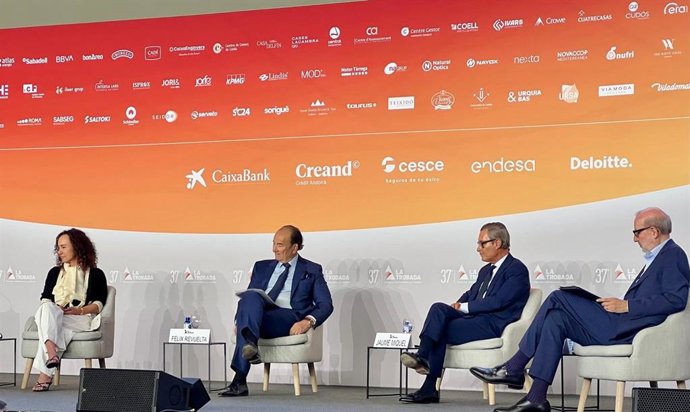 La vicepresidenta de Hipra, Maria del Mar Nogareda, el presidente de Naturhouse, Félix Revuelta, y el presidente del grupo Tendam, Jaume Miquel, este viernes durante la 37 Trobada Empresarial al Pirineu en La Seu d'Urgell (Lleida).