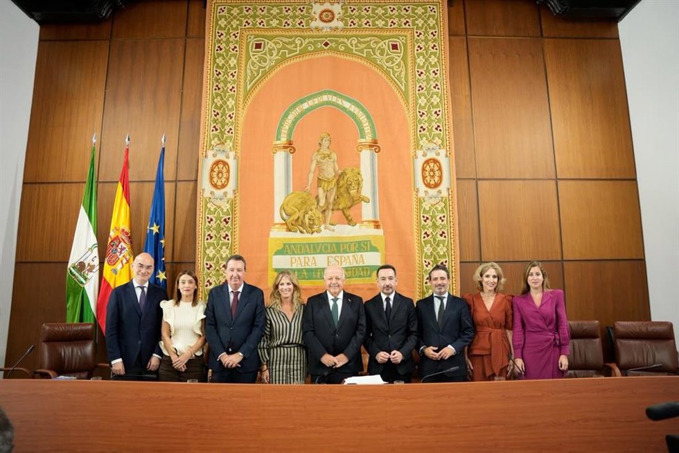 Miembros de la Mesa del Parlamento elegidos en la sesión constitutiva de la XIII legislatura, desarrollada el 11 de junio de 2026. (Foto de archivo).
