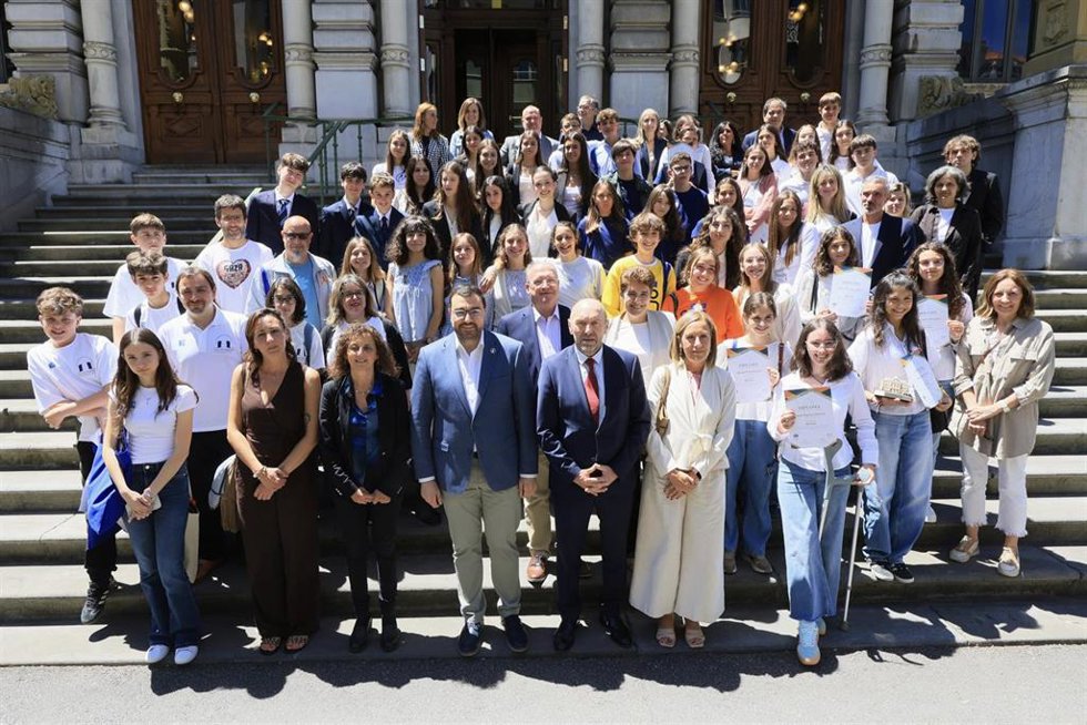 Participantes en la liga de debates.