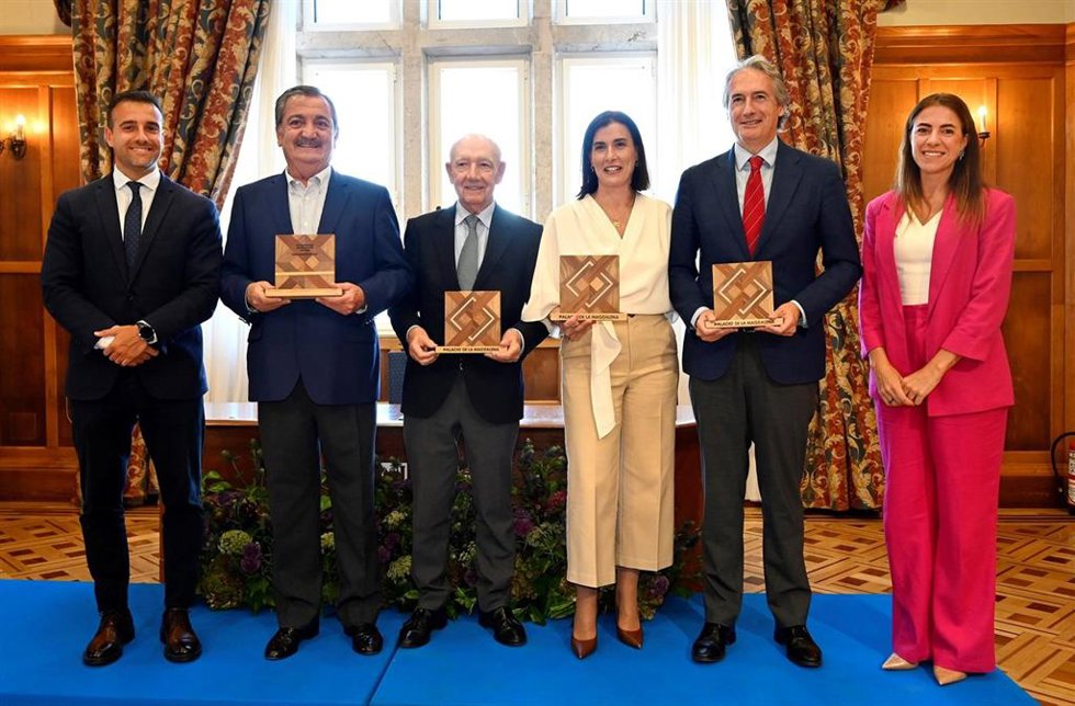 Santander entrega teselas a sus últimos alcaldes por el 30 aniversario de la rehabilitación del Palacio de La Magdalena