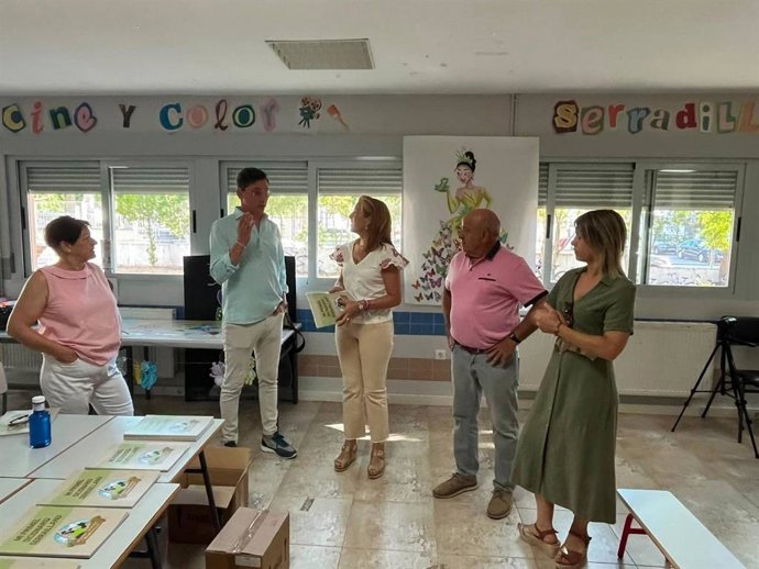 La diputada de Turismo, Elísabeth Martín, participa en Serradilla en la presentación de 'Mi primel dicionariu serraillanu'