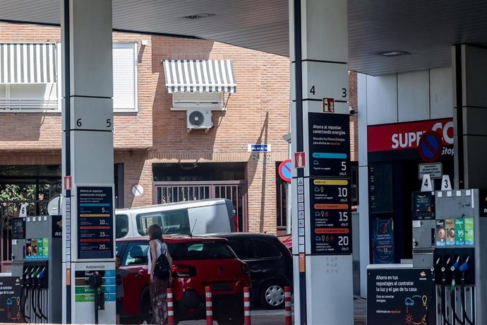 Archivo - Una gasolinera