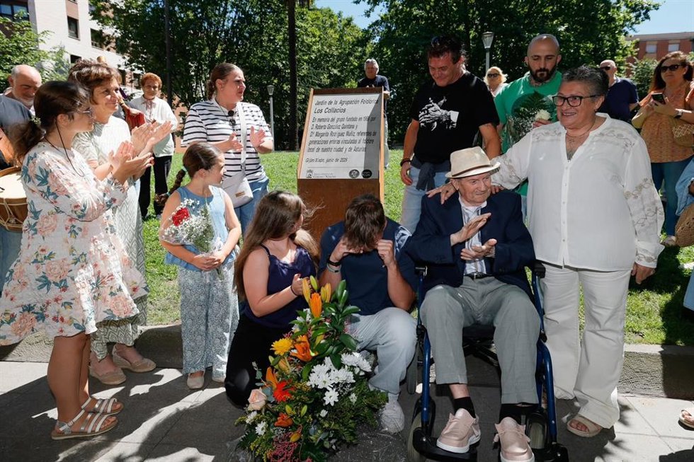 La alcaldesa de Gijón, Carmen Moriyón, inaugura el Jardín de la Agrupación Folclórica Los Collacios, en el barrio del Cerillero.