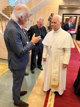 El doctor Manuel de la Peña con el Papa León XIV.