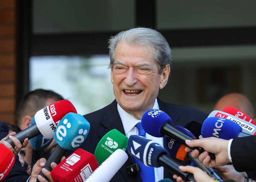 Archivo - El líder opositor en Albania, Sali Berisha, ofrece declaraciones a la prensa.