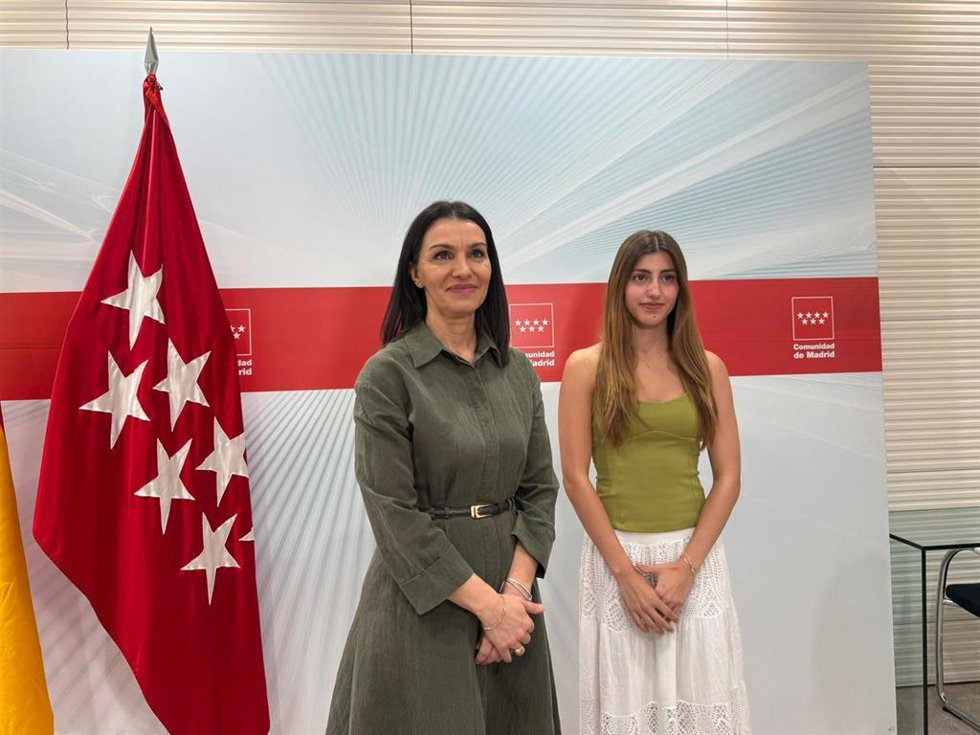 La consejera de Educación, Ciencia y Universidades, Mercedes Zarzalejo, se reúne con Valeria Fragola, mejor nota de la PAU de la región.